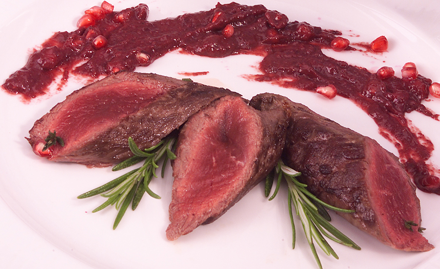 HIRSCHFILET MIT "HOCHGEISTIGEM" WEICHSELPÜREE