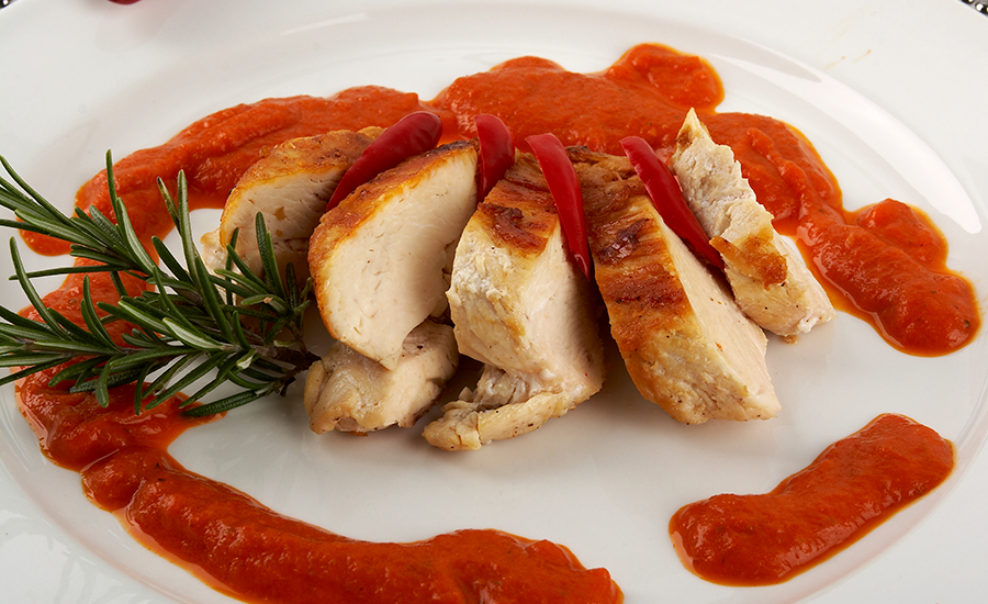 GEGRILLTES HUHN MIT PAPRIKA UND TRESTERBRAND VOM SAUVIGNON